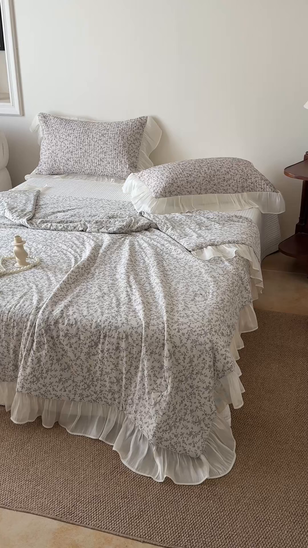 91家纺网 家纺一手货源 找家纺 吾欢心 2026新款法式花边凉感丝夏凉被空调被夏被可机洗 云间茉莉