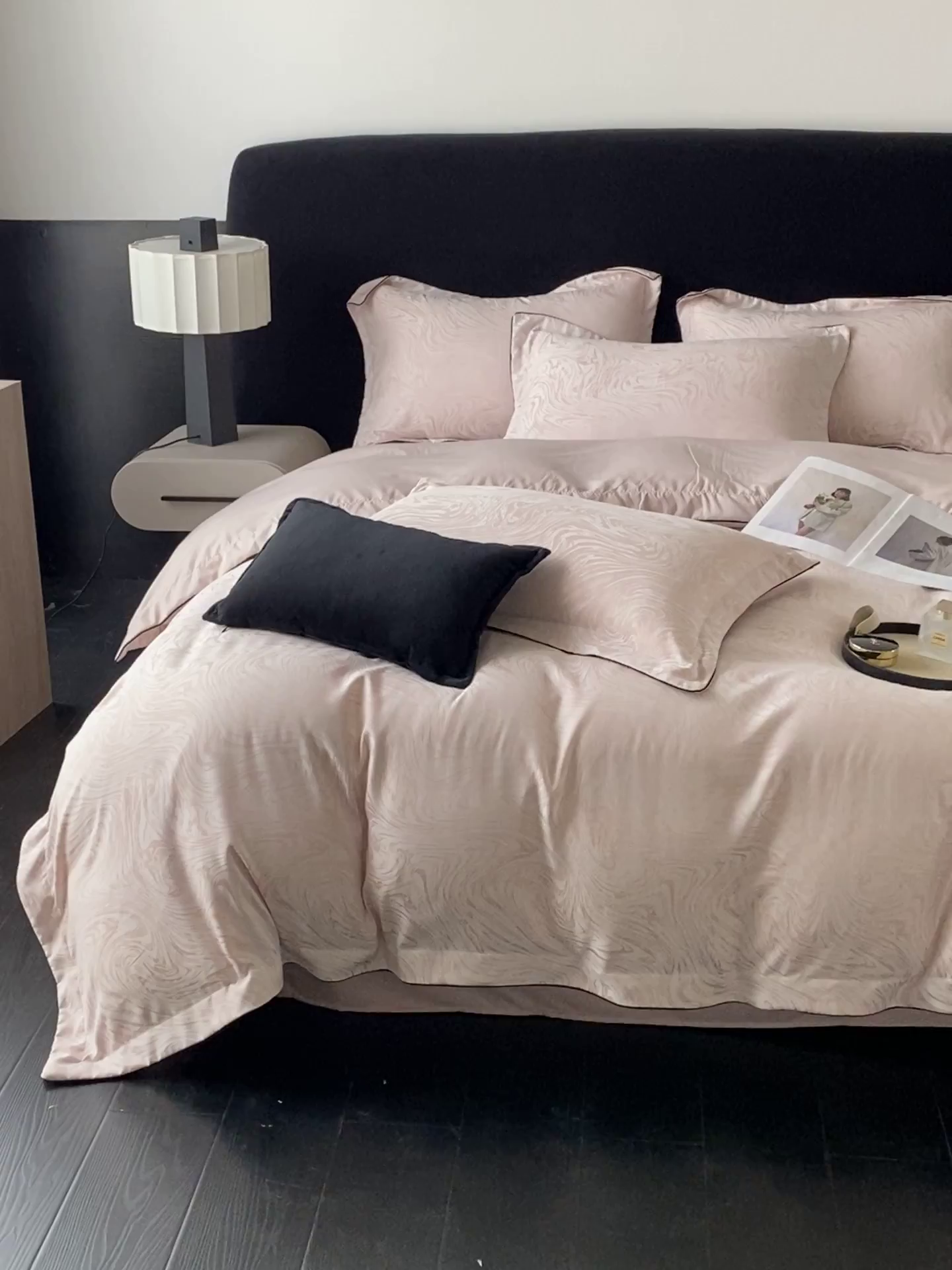 91家纺网 家纺一手货源 找家纺 爱彼家纺 2026新款轻奢水洗冰丝提花亲肤四件套 知夏优雅粉