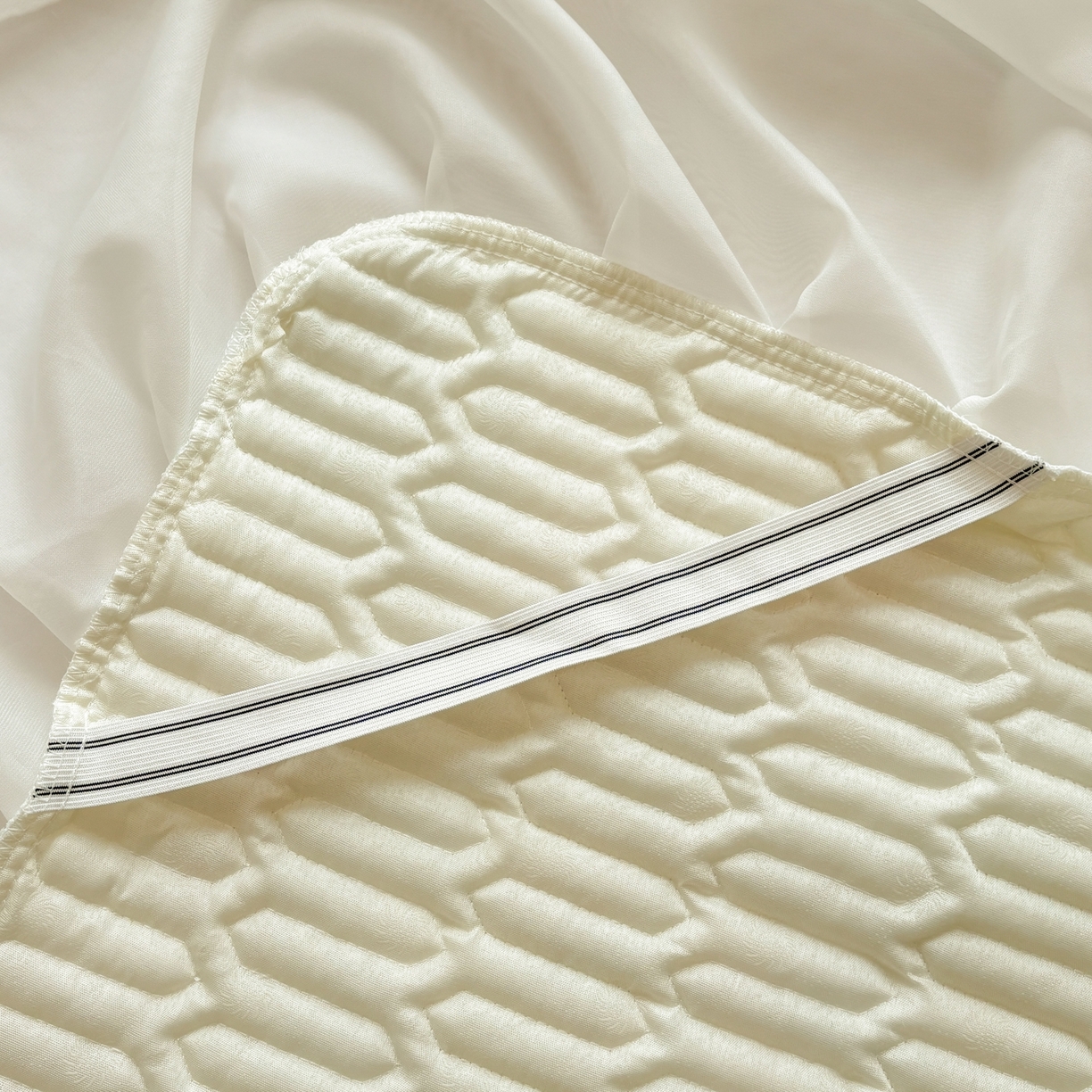 91家纺网 家纺一手货源 找家纺 慕尚家纺 2026新款床裙凉席夏被空调被夏凉被三件套四件套 床裙款 小兔碎花