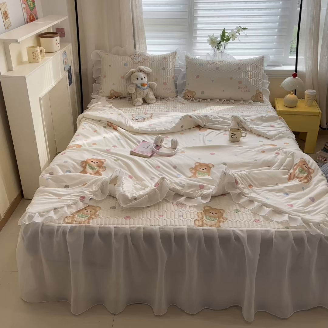 91家纺网 家纺一手货源 找家纺 慕尚家纺 2026新款床裙凉席夏被空调被夏凉被三件套四件套 床裙款 甜心熊