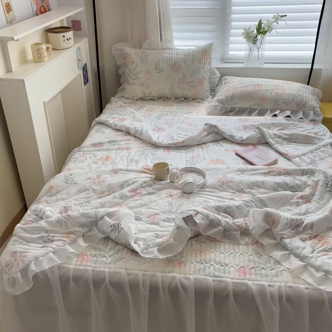91家纺网 家纺一手货源 找家纺 慕尚家纺 2026新款床裙凉席夏被空调被夏凉被三件套四件套 床裙款 暖阳花开