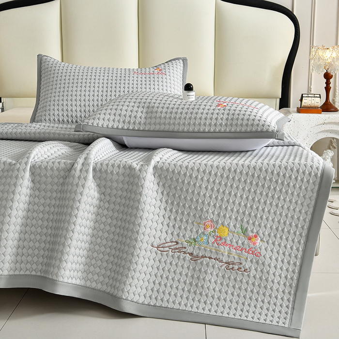 91家纺网 家纺一手货源 找家纺 （总）梦之星 2026新款PE凉感豆豆凉席绣花三明治复合三件套