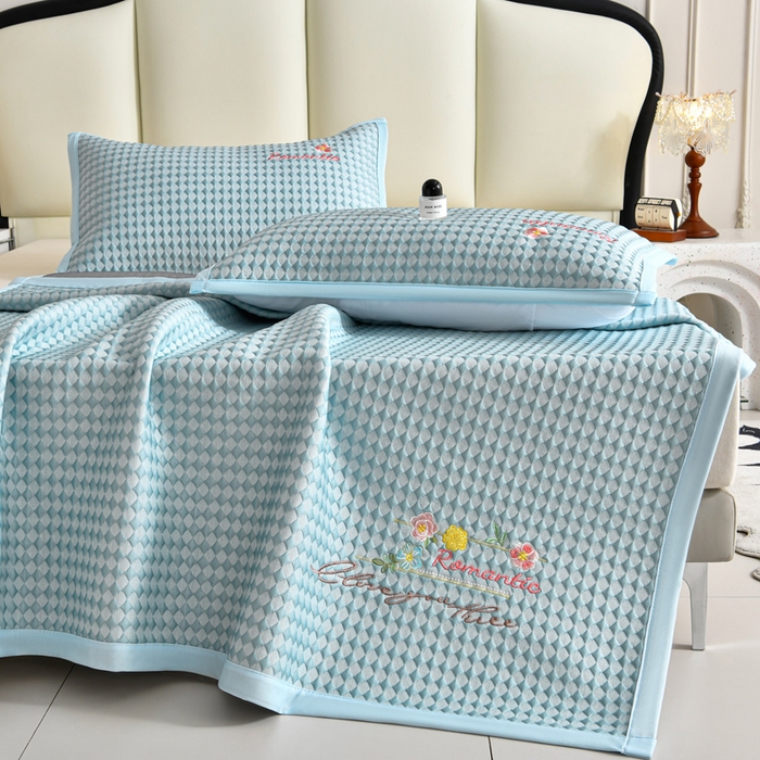 91家纺网 家纺一手货源 找家纺 （总）梦之星 2026新款PE凉感豆豆凉席绣花三明治复合三件套