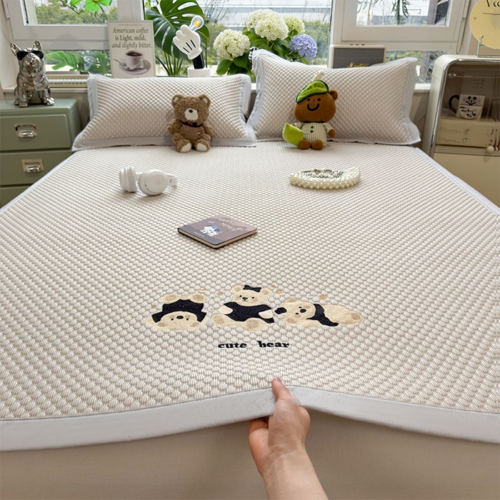 91家纺网 家纺一手货源 找家纺 （总）宜派家纺 2026新款A类卡通3D冰豆豆凉席三件套凉感值过0.21夏天刺绣冰丝席可机洗儿童空调软席子