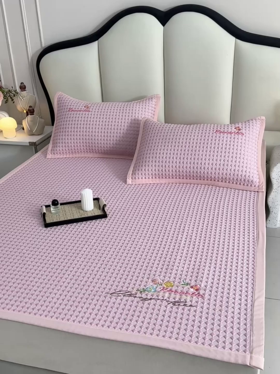 91家纺网 家纺一手货源 找家纺 （总）梦之星 2026新款PE凉感豆豆凉席绣花三明治复合三件套