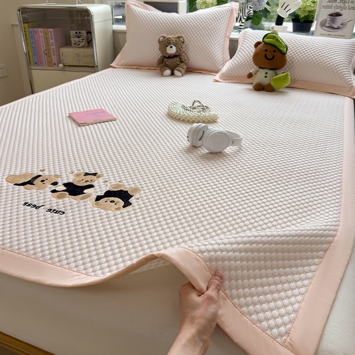 91家纺网 家纺一手货源 找家纺 宜派家纺 2026新款A类卡通3D冰豆豆凉席三件套凉感值过0.21夏天刺绣冰丝席可机洗儿童空调软席子 冰晶粉-床席