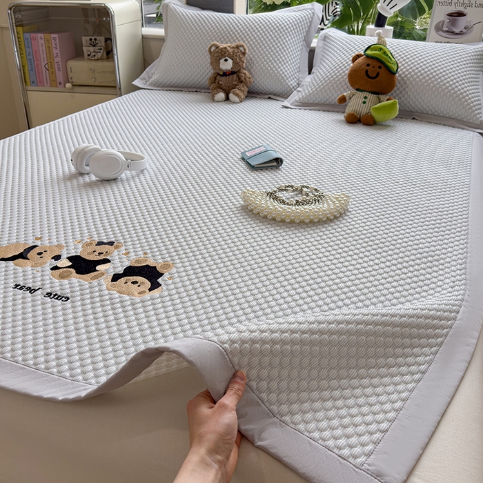 91家纺网 家纺一手货源 找家纺 宜派家纺 2026新款A类卡通3D冰豆豆凉席三件套凉感值过0.21夏天刺绣冰丝席可机洗儿童空调软席子 雪花灰-床席