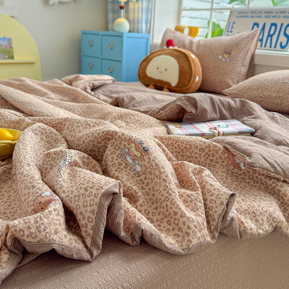 91家纺网 家纺一手货源 找家纺 晚爱 2026新款泡芙棉双层纱夏被四件套小清新泡泡纱夏被四件套 4豹纹凯蒂