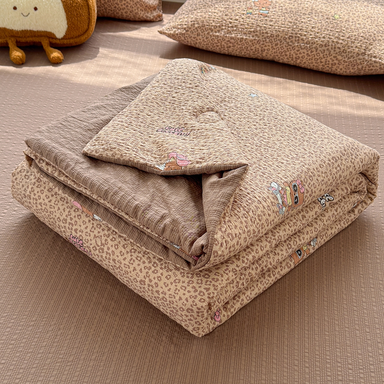 91家纺网 家纺一手货源 找家纺 晚爱 2026新款泡芙棉双层纱夏被四件套小清新泡泡纱夏被四件套 4豹纹凯蒂