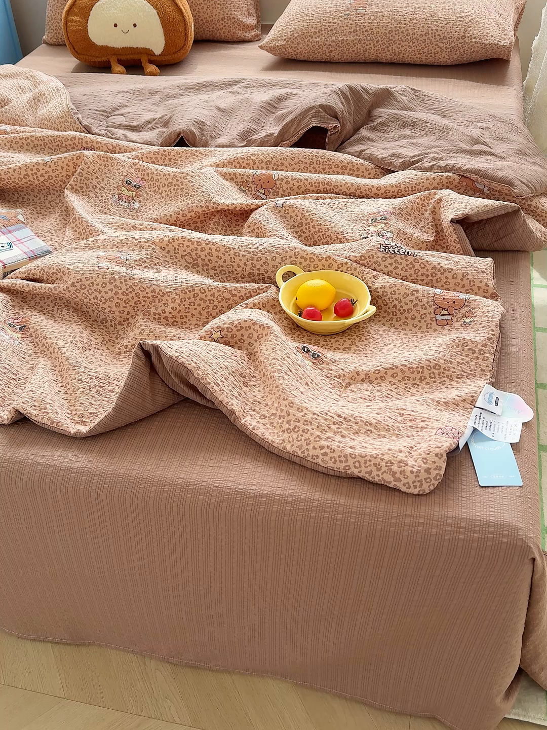 91家纺网 家纺一手货源 找家纺 晚爱 2026新款泡芙棉双层纱夏被四件套小清新泡泡纱夏被四件套 4豹纹凯蒂