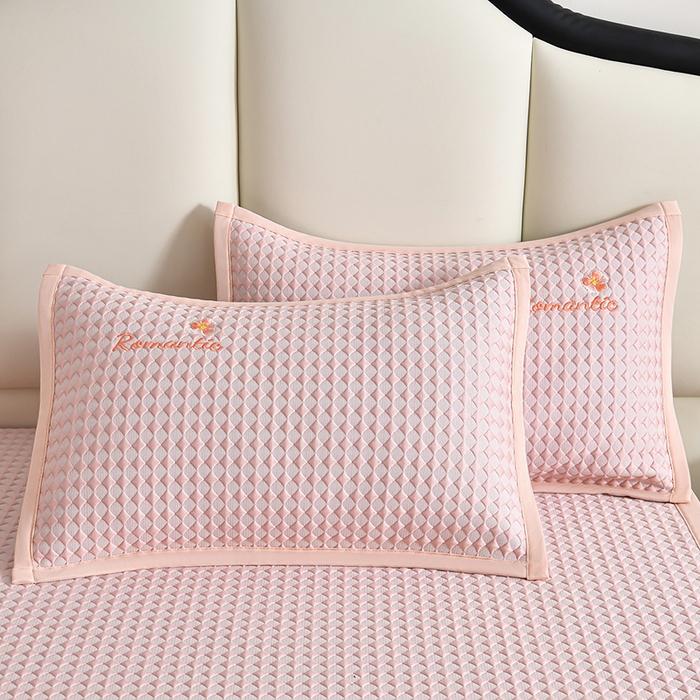 91家纺网 家纺一手货源 找家纺 梦之星 2026新款PE凉感豆豆凉席绣花三明治复合三件套 格韵-粉-平铺款