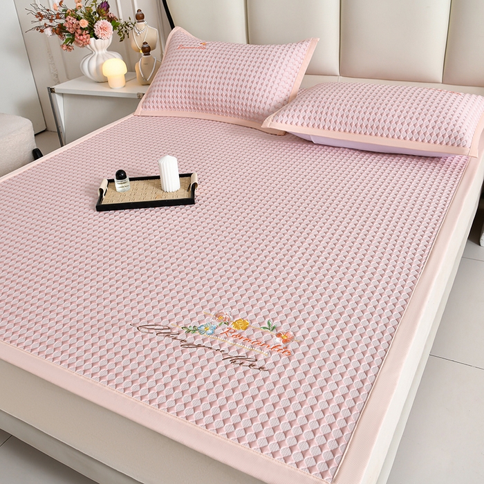 91家纺网 家纺一手货源 找家纺 梦之星 2026新款PE凉感豆豆凉席绣花三明治复合三件套 格韵-粉-平铺款