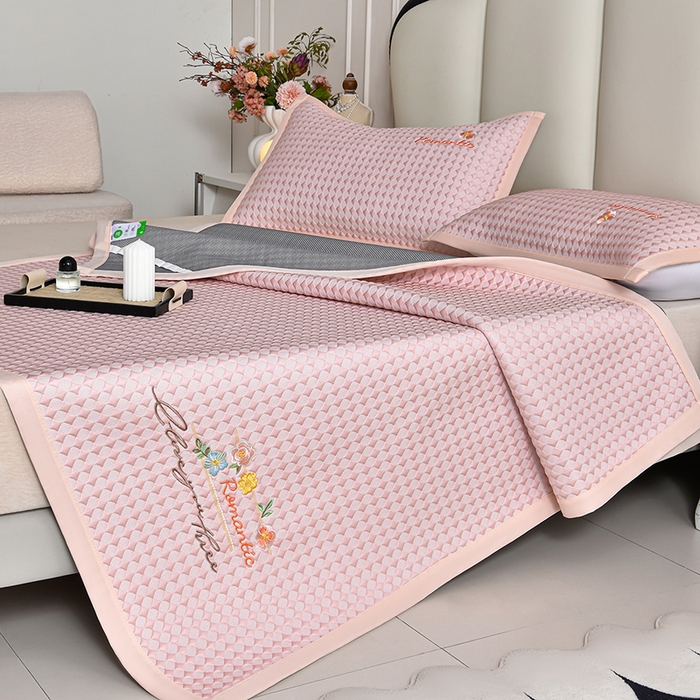 91家纺网 家纺一手货源 找家纺 梦之星 2026新款PE凉感豆豆凉席绣花三明治复合三件套 格韵-粉-平铺款