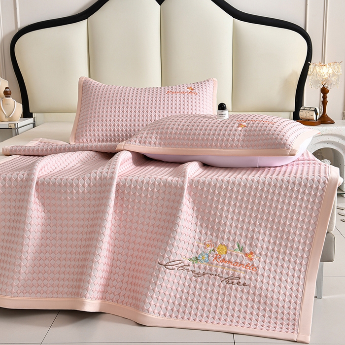 91家纺网 家纺一手货源 找家纺 梦之星 2026新款PE凉感豆豆凉席绣花三明治复合三件套 格韵-粉-平铺款