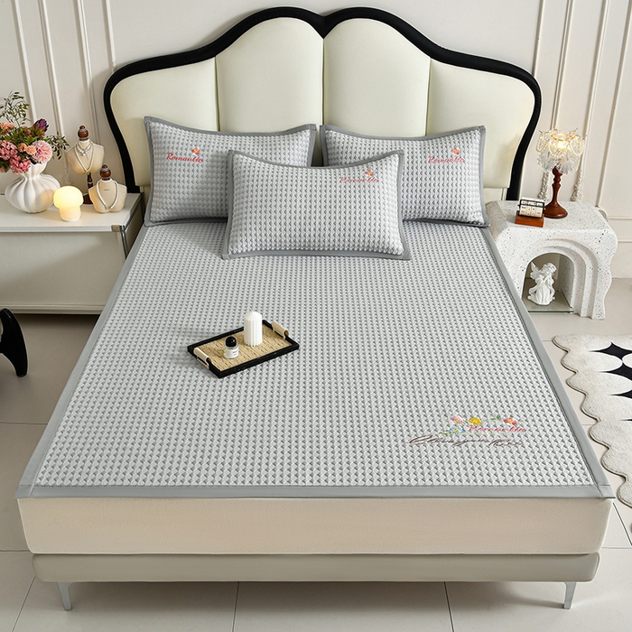 91家纺网 家纺一手货源 找家纺 梦之星 2026新款PE凉感豆豆凉席绣花三明治复合三件套 格韵-灰-平铺款