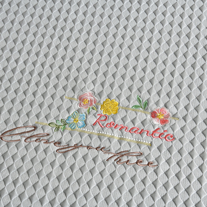 91家纺网 家纺一手货源 找家纺 梦之星 2026新款PE凉感豆豆凉席绣花三明治复合三件套 格韵-灰-平铺款