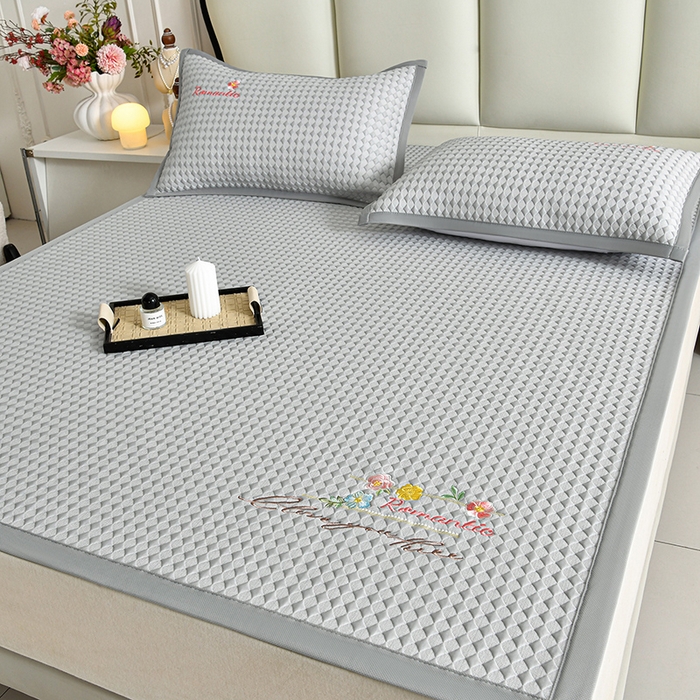 91家纺网 家纺一手货源 找家纺 梦之星 2026新款PE凉感豆豆凉席绣花三明治复合三件套 格韵-灰-平铺款