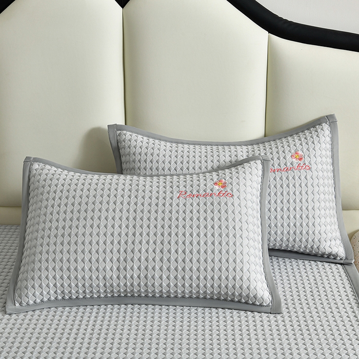 91家纺网 家纺一手货源 找家纺 梦之星 2026新款PE凉感豆豆凉席绣花三明治复合三件套 格韵-灰-平铺款