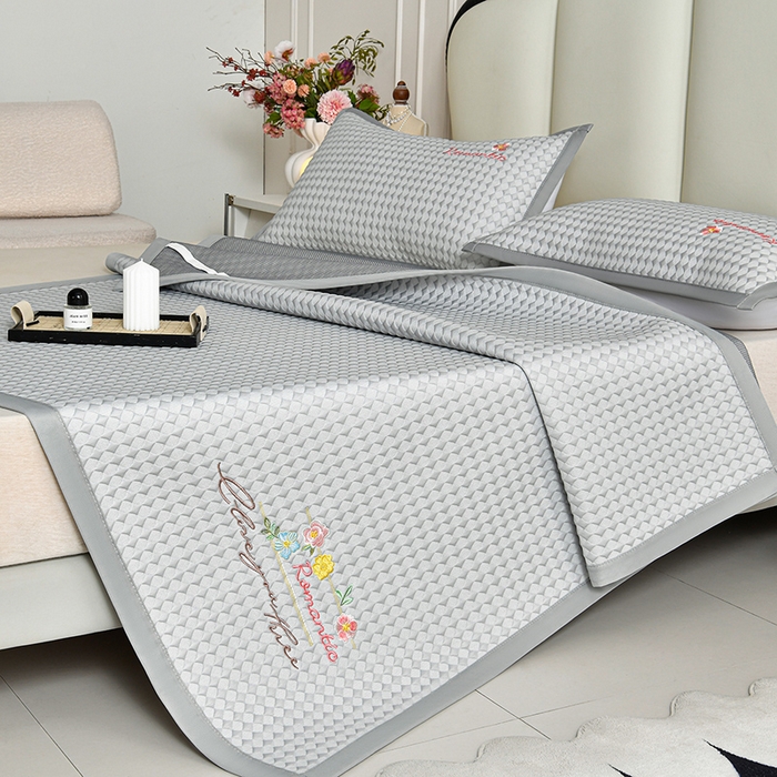 91家纺网 家纺一手货源 找家纺 梦之星 2026新款PE凉感豆豆凉席绣花三明治复合三件套 格韵-灰-平铺款