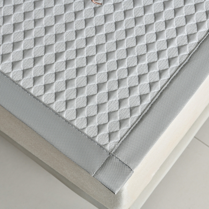 91家纺网 家纺一手货源 找家纺 梦之星 2026新款PE凉感豆豆凉席绣花三明治复合三件套 格韵-灰-平铺款