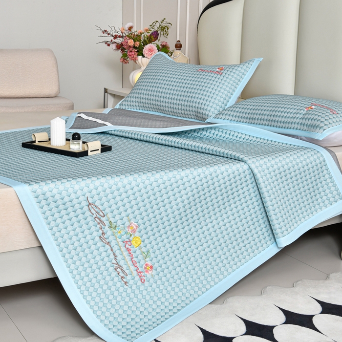 91家纺网 家纺一手货源 找家纺 梦之星 2026新款PE凉感豆豆凉席绣花三明治复合三件套 格韵-蓝-平铺款