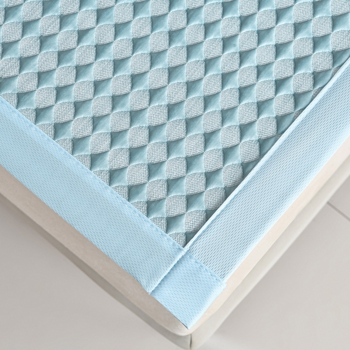 91家纺网 家纺一手货源 找家纺 梦之星 2026新款PE凉感豆豆凉席绣花三明治复合三件套 格韵-蓝-平铺款