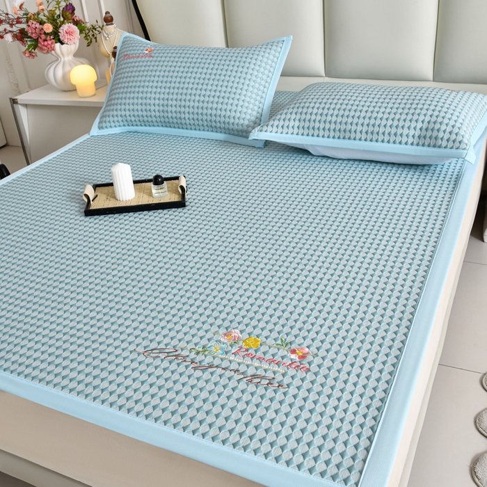 91家纺网 家纺一手货源 找家纺 梦之星 2026新款PE凉感豆豆凉席绣花三明治复合三件套 格韵-蓝-平铺款