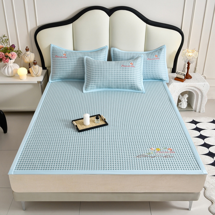 91家纺网 家纺一手货源 找家纺 梦之星 2026新款PE凉感豆豆凉席绣花三明治复合三件套 格韵-蓝-平铺款