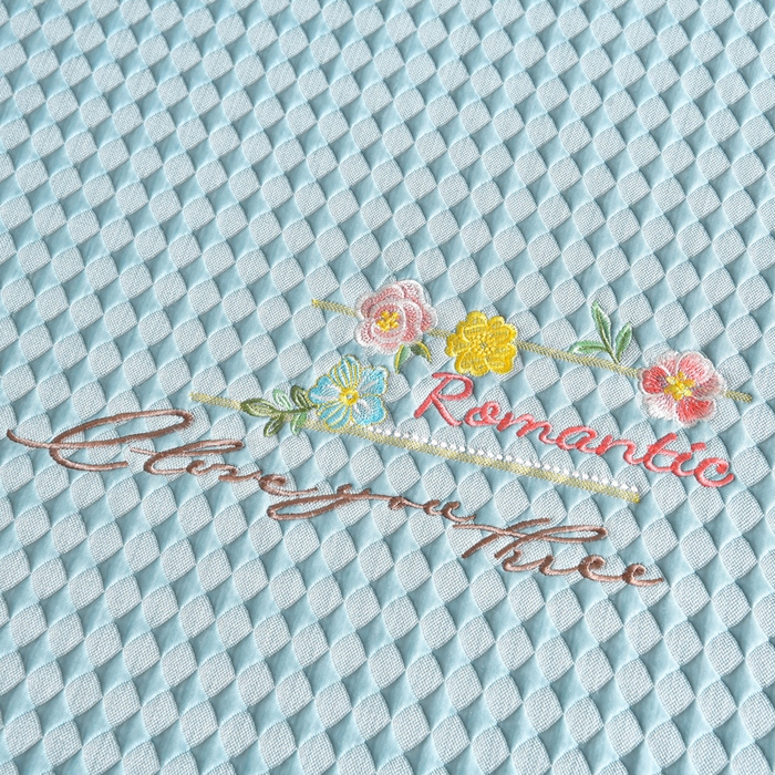 91家纺网 家纺一手货源 找家纺 梦之星 2026新款PE凉感豆豆凉席绣花三明治复合三件套 格韵-蓝-平铺款