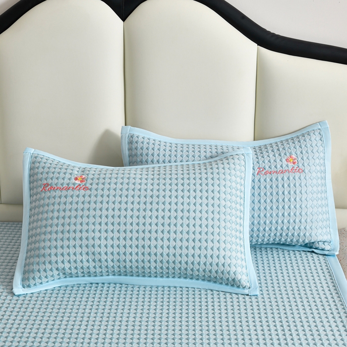 91家纺网 家纺一手货源 找家纺 梦之星 2026新款PE凉感豆豆凉席绣花三明治复合三件套 格韵-蓝-平铺款