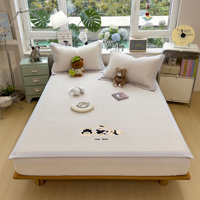 91家纺网 家纺一手货源 找家纺 宜派家纺 2026新款A类卡通3D冰豆豆凉席三件套凉感值过0.21夏天刺绣冰丝席可机洗儿童空调软席子 冰川咖-床席