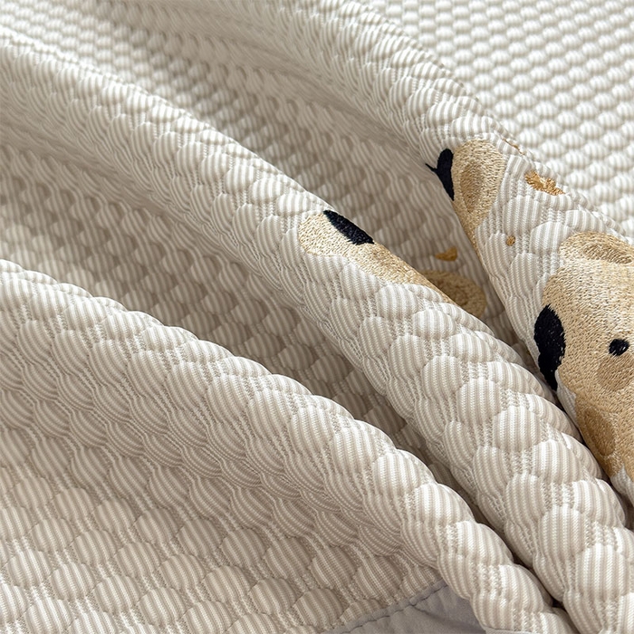 91家纺网 家纺一手货源 找家纺 宜派家纺 2026新款A类卡通3D冰豆豆凉席三件套凉感值过0.21夏天刺绣冰丝席可机洗儿童空调软席子 冰川咖-床席