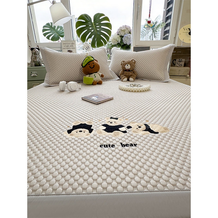 91家纺网 家纺一手货源 找家纺 宜派家纺 2026新款A类卡通3D冰豆豆凉席三件套凉感值过0.21夏天刺绣冰丝席可机洗儿童空调软席子 冰川咖-床席