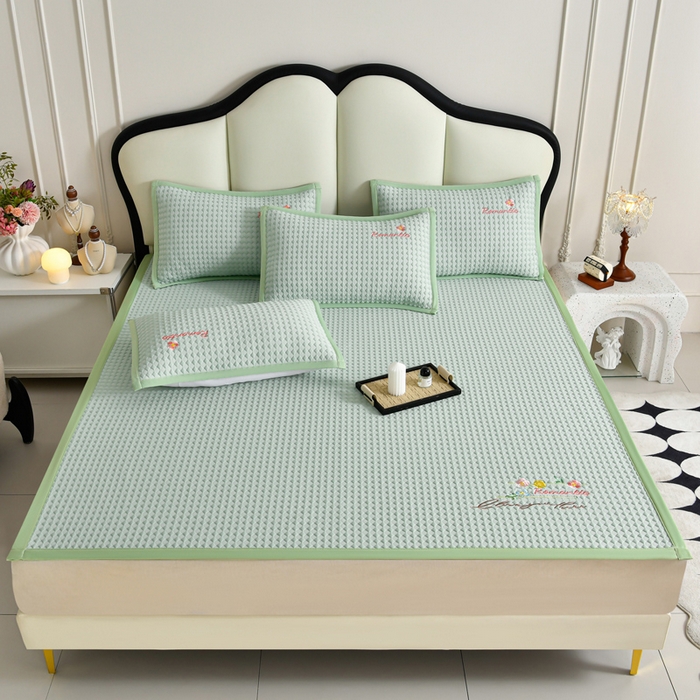 91家纺网 家纺一手货源 找家纺 梦之星 2026新款PE凉感豆豆凉席绣花三明治复合三件套 格韵-绿-平铺款