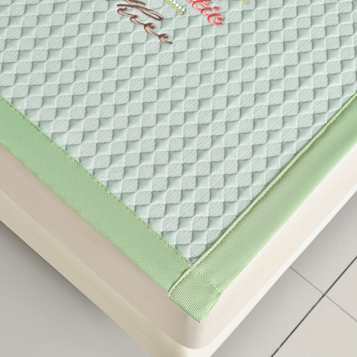 91家纺网 家纺一手货源 找家纺 梦之星 2026新款PE凉感豆豆凉席绣花三明治复合三件套 格韵-绿-平铺款