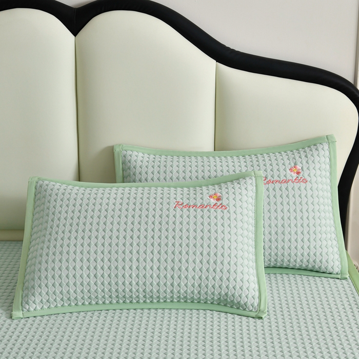 91家纺网 家纺一手货源 找家纺 梦之星 2026新款PE凉感豆豆凉席绣花三明治复合三件套 格韵-绿-平铺款