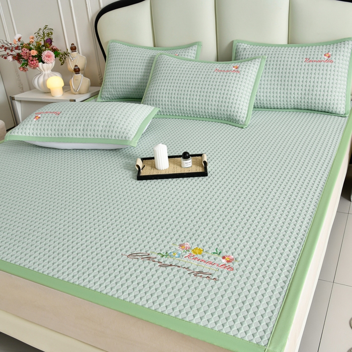 91家纺网 家纺一手货源 找家纺 梦之星 2026新款PE凉感豆豆凉席绣花三明治复合三件套 格韵-绿-平铺款