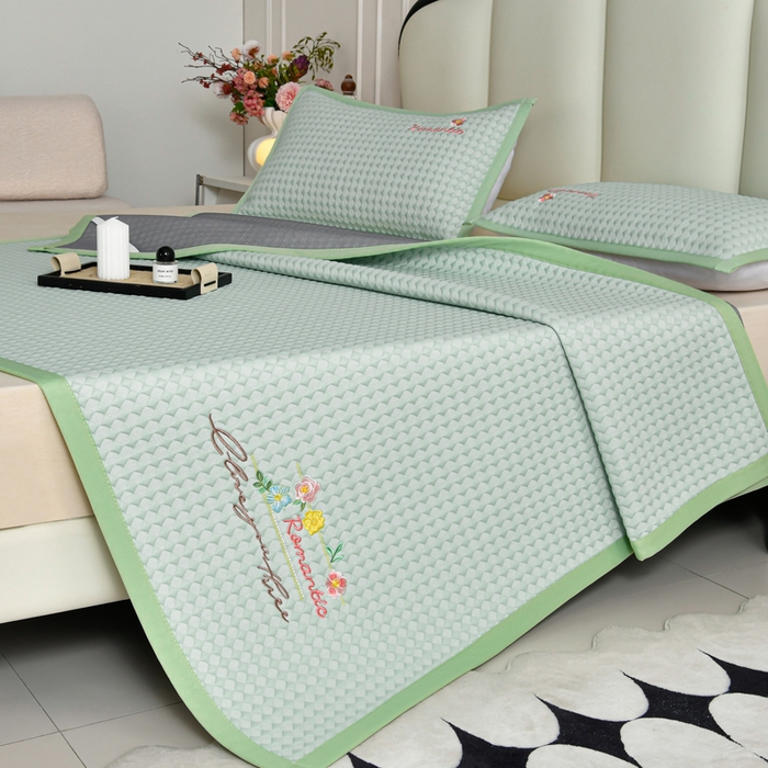 91家纺网 家纺一手货源 找家纺 梦之星 2026新款PE凉感豆豆凉席绣花三明治复合三件套 格韵-绿-平铺款