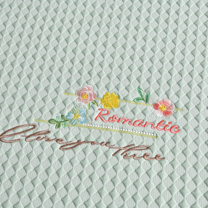 91家纺网 家纺一手货源 找家纺 梦之星 2026新款PE凉感豆豆凉席绣花三明治复合三件套 格韵-绿-平铺款