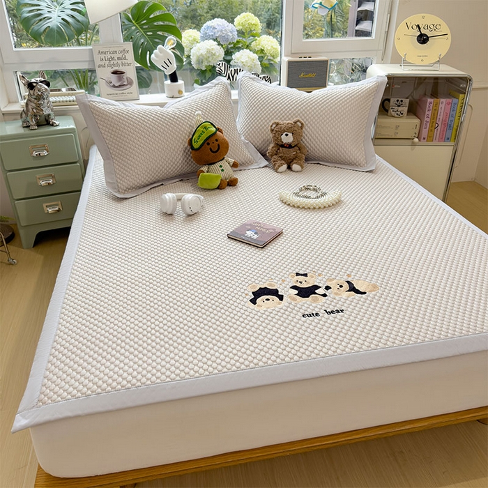 91家纺网 家纺一手货源 找家纺 宜派家纺 2026新款A类卡通3D冰豆豆凉席三件套凉感值过0.21夏天刺绣冰丝席可机洗儿童空调软席子 冰川咖-床席