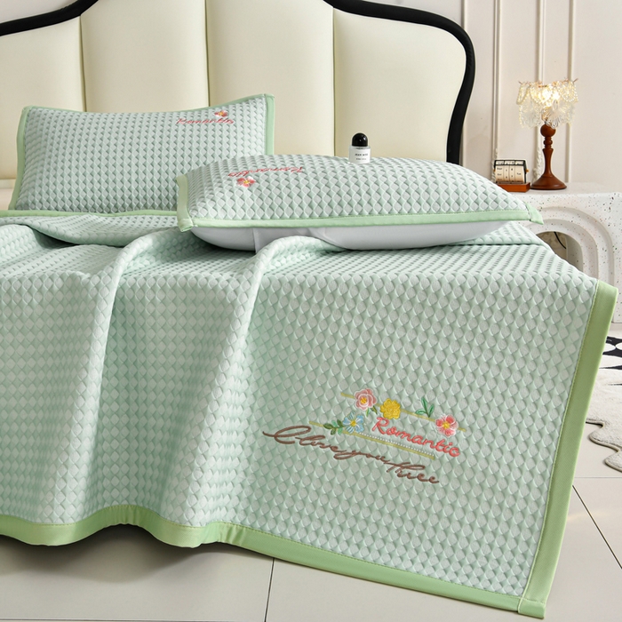 91家纺网 家纺一手货源 找家纺 梦之星 2026新款PE凉感豆豆凉席绣花三明治复合三件套 格韵-绿-平铺款