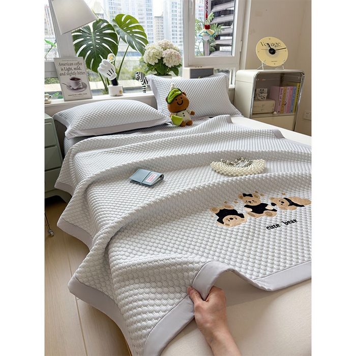 91家纺网 家纺一手货源 找家纺 宜派家纺 2026新款A类卡通3D冰豆豆凉席三件套凉感值过0.21夏天刺绣冰丝席可机洗儿童空调软席子 冰川蓝-床席