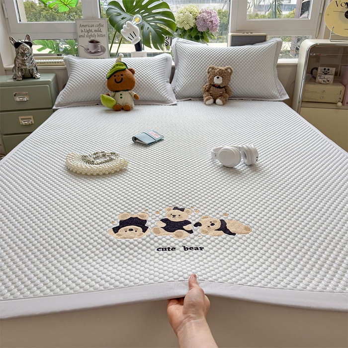 91家纺网 家纺一手货源 找家纺 宜派家纺 2026新款A类卡通3D冰豆豆凉席三件套凉感值过0.21夏天刺绣冰丝席可机洗儿童空调软席子 冰川蓝-床席