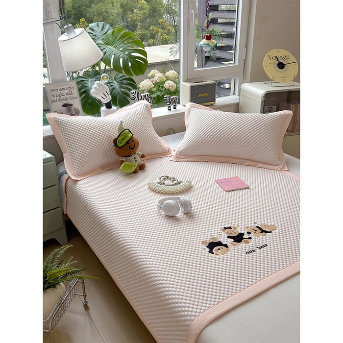 91家纺网 家纺一手货源 找家纺 宜派家纺 2026新款A类卡通3D冰豆豆凉席三件套凉感值过0.21夏天刺绣冰丝席可机洗儿童空调软席子 冰晶粉-床席