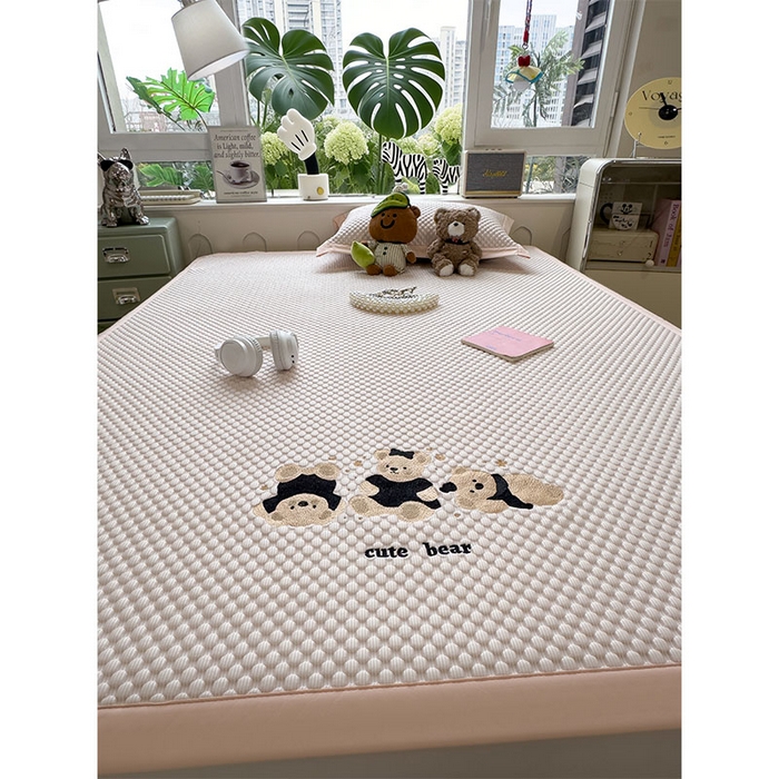 91家纺网 家纺一手货源 找家纺 宜派家纺 2026新款A类卡通3D冰豆豆凉席三件套凉感值过0.21夏天刺绣冰丝席可机洗儿童空调软席子 冰晶粉-床席