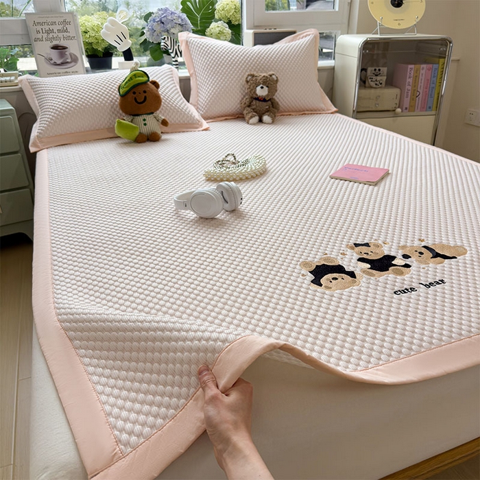 91家纺网 家纺一手货源 找家纺 宜派家纺 2026新款A类卡通3D冰豆豆凉席三件套凉感值过0.21夏天刺绣冰丝席可机洗儿童空调软席子 冰晶粉-床席