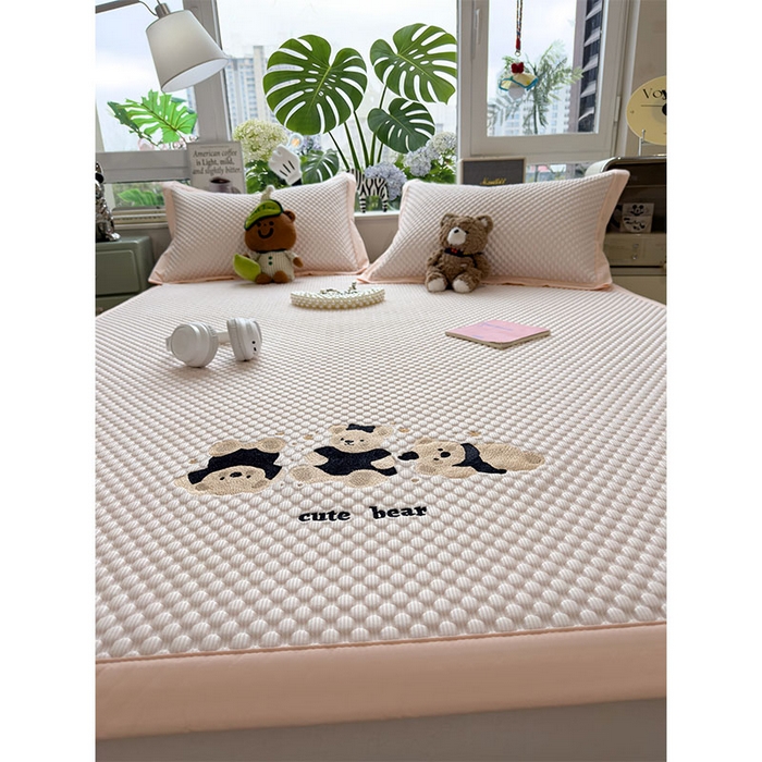 91家纺网 家纺一手货源 找家纺 宜派家纺 2026新款A类卡通3D冰豆豆凉席三件套凉感值过0.21夏天刺绣冰丝席可机洗儿童空调软席子 冰晶粉-床席