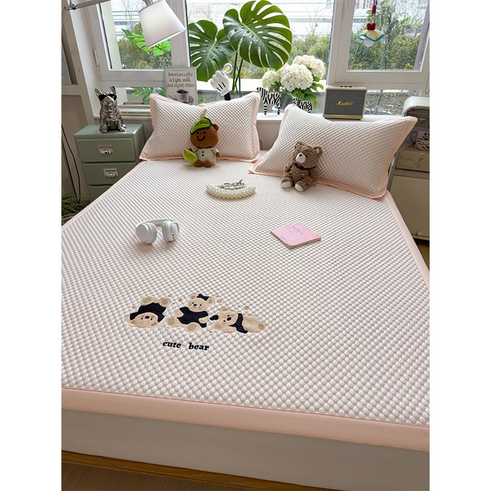 91家纺网 家纺一手货源 找家纺 宜派家纺 2026新款A类卡通3D冰豆豆凉席三件套凉感值过0.21夏天刺绣冰丝席可机洗儿童空调软席子 冰晶粉-床席