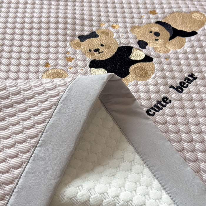 91家纺网 家纺一手货源 找家纺 宜派家纺 2026新款A类卡通3D冰豆豆凉席三件套凉感值过0.21夏天刺绣冰丝席可机洗儿童空调软席子 冰晶紫-床席