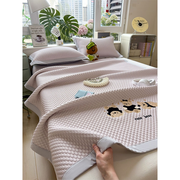 91家纺网 家纺一手货源 找家纺 宜派家纺 2026新款A类卡通3D冰豆豆凉席三件套凉感值过0.21夏天刺绣冰丝席可机洗儿童空调软席子 冰晶紫-床席